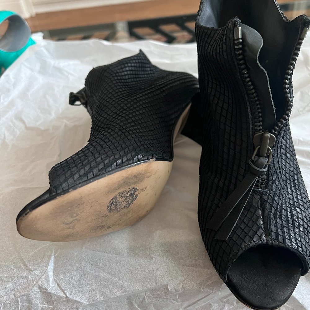Paul green size 9.5 European size7.5.  All leather bootie.